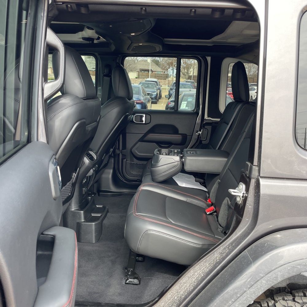 2025 Jeep Wrangler - Image 9