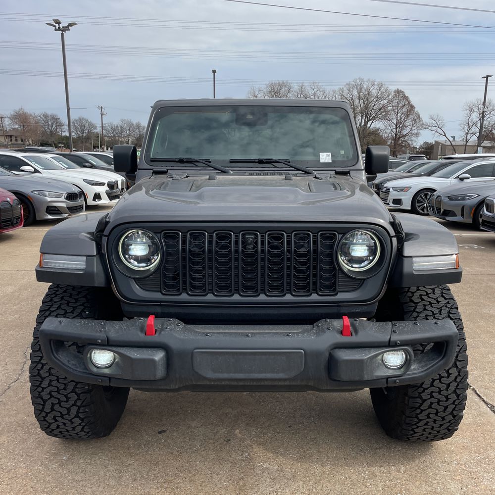 2025 Jeep Wrangler - Image 18