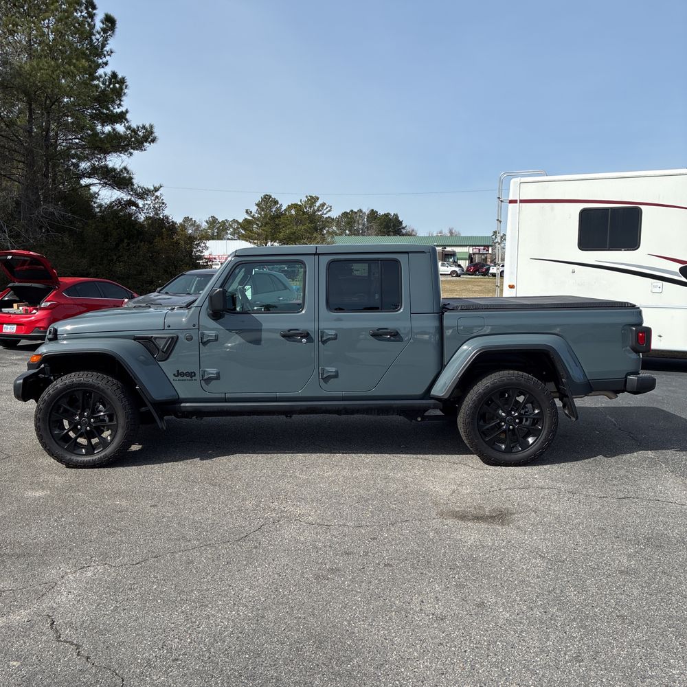 2024 Jeep Gladiator - Image 11