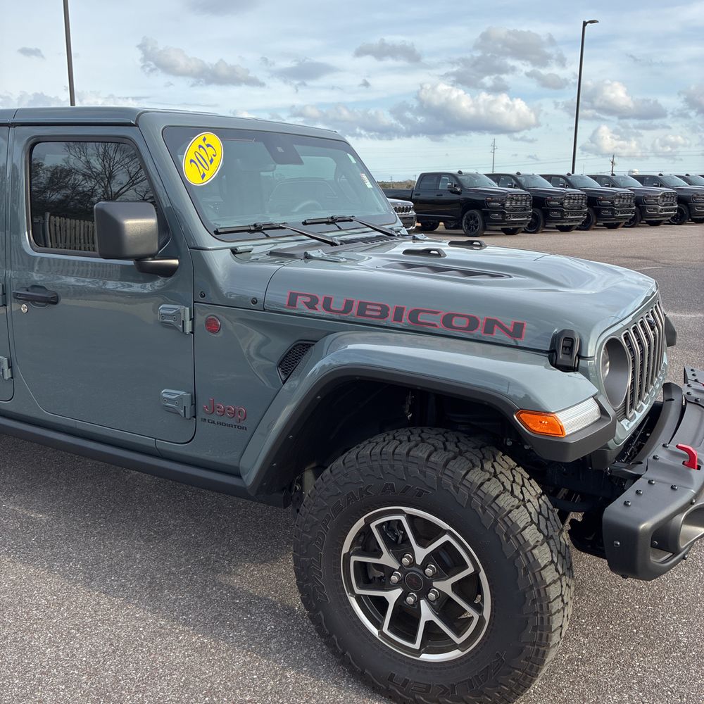 2025 Jeep Gladiator - Image 4
