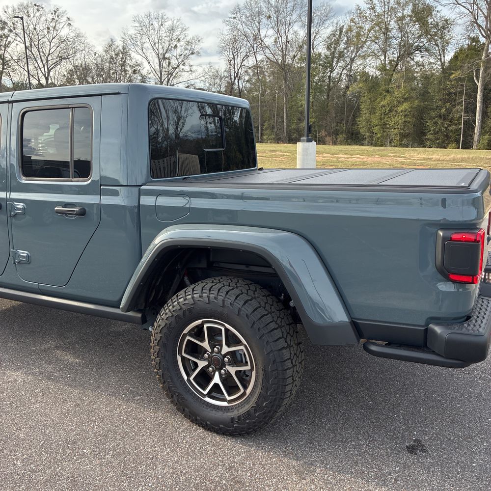 2025 Jeep Gladiator - Image 11