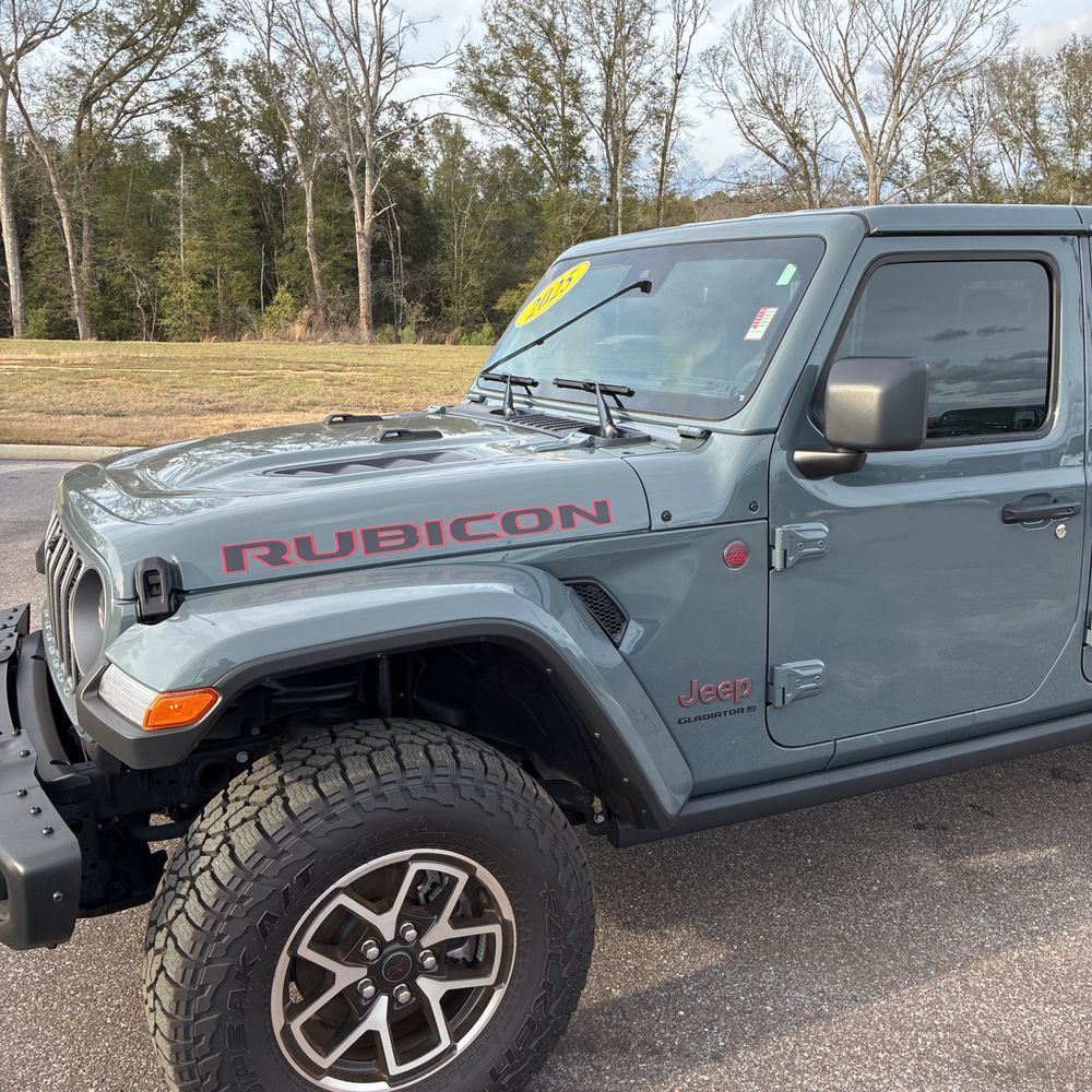 2025 Jeep Gladiator - Image 31