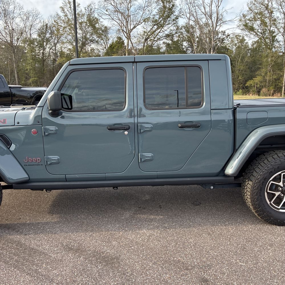 2025 Jeep Gladiator - Image 33