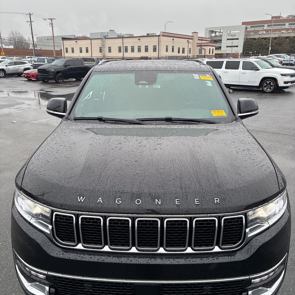 2022 Jeep Wagoneer - Image 16