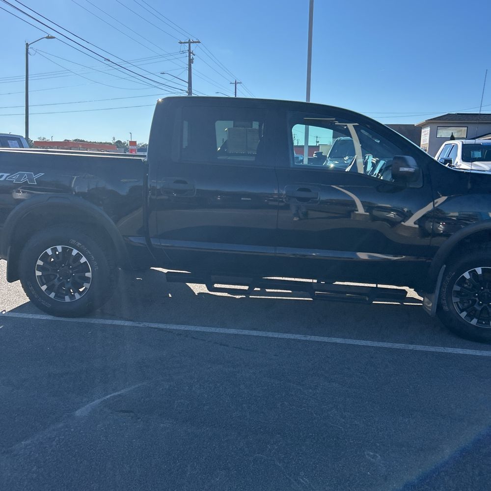 2021 Nissan Titan - Image 2