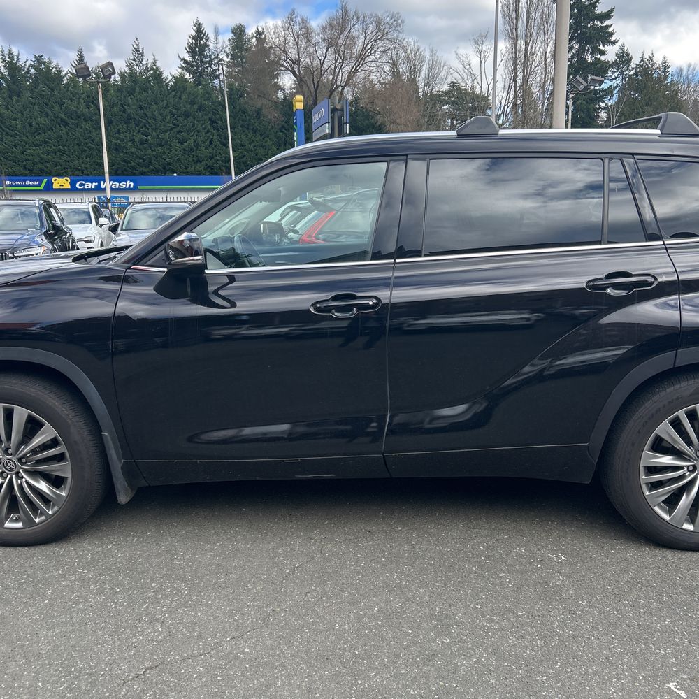 2021 Toyota Highlander Hybrid - Image 9