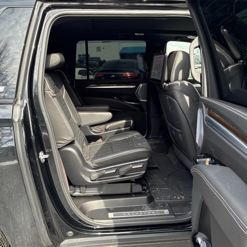 2025 Cadillac Escalade ESV - Image 22