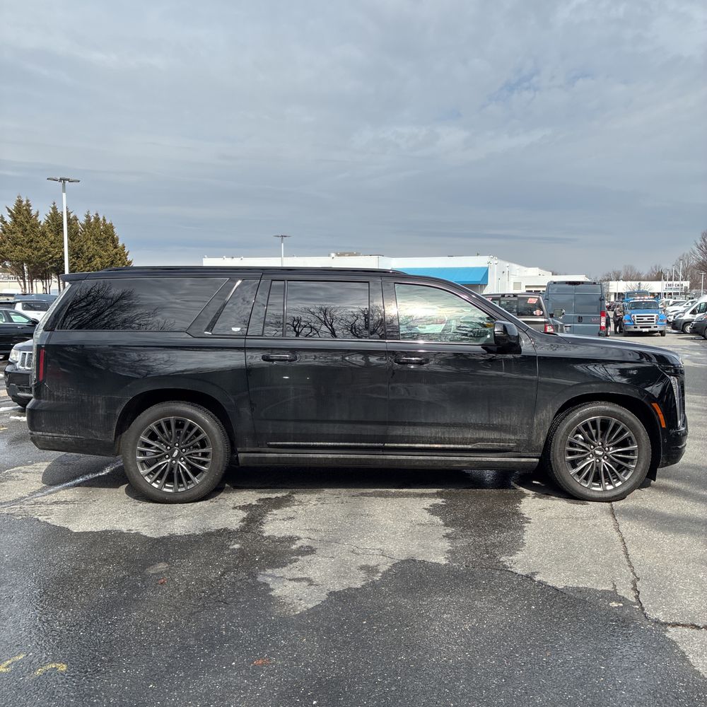 2025 Cadillac Escalade ESV - Image 33