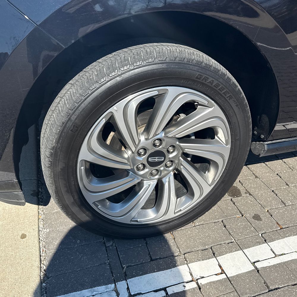 2024 Lincoln Navigator - Image 2