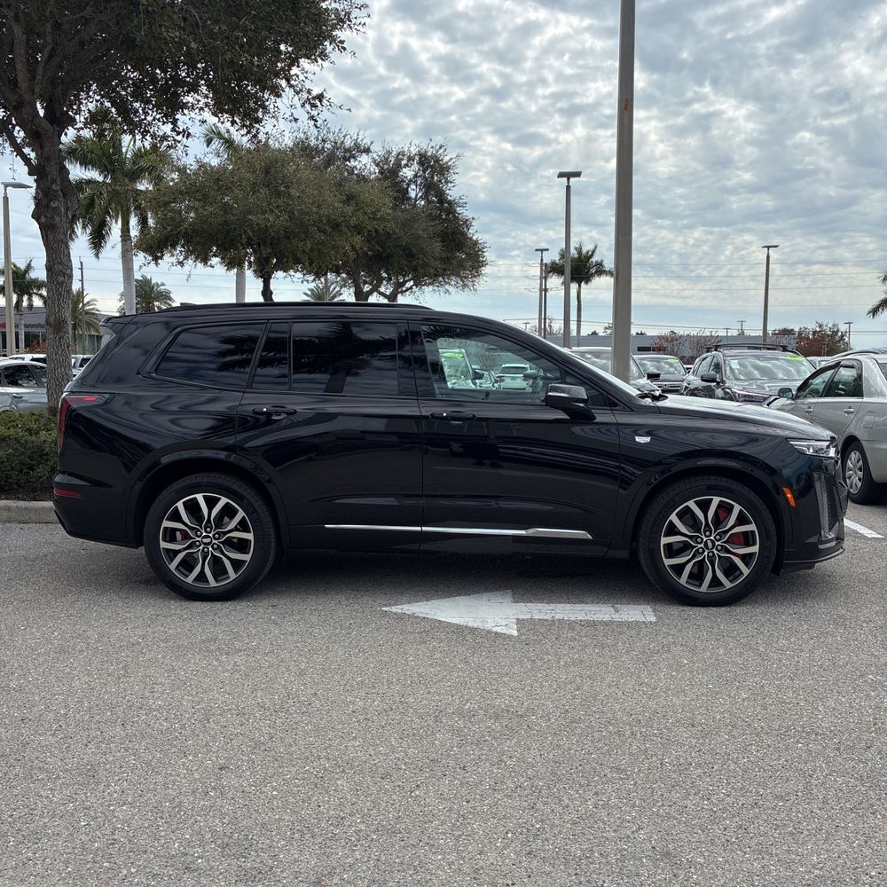 2022 Cadillac XT6 - Image 13