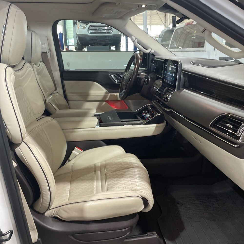 2021 Lincoln Navigator - Image 3