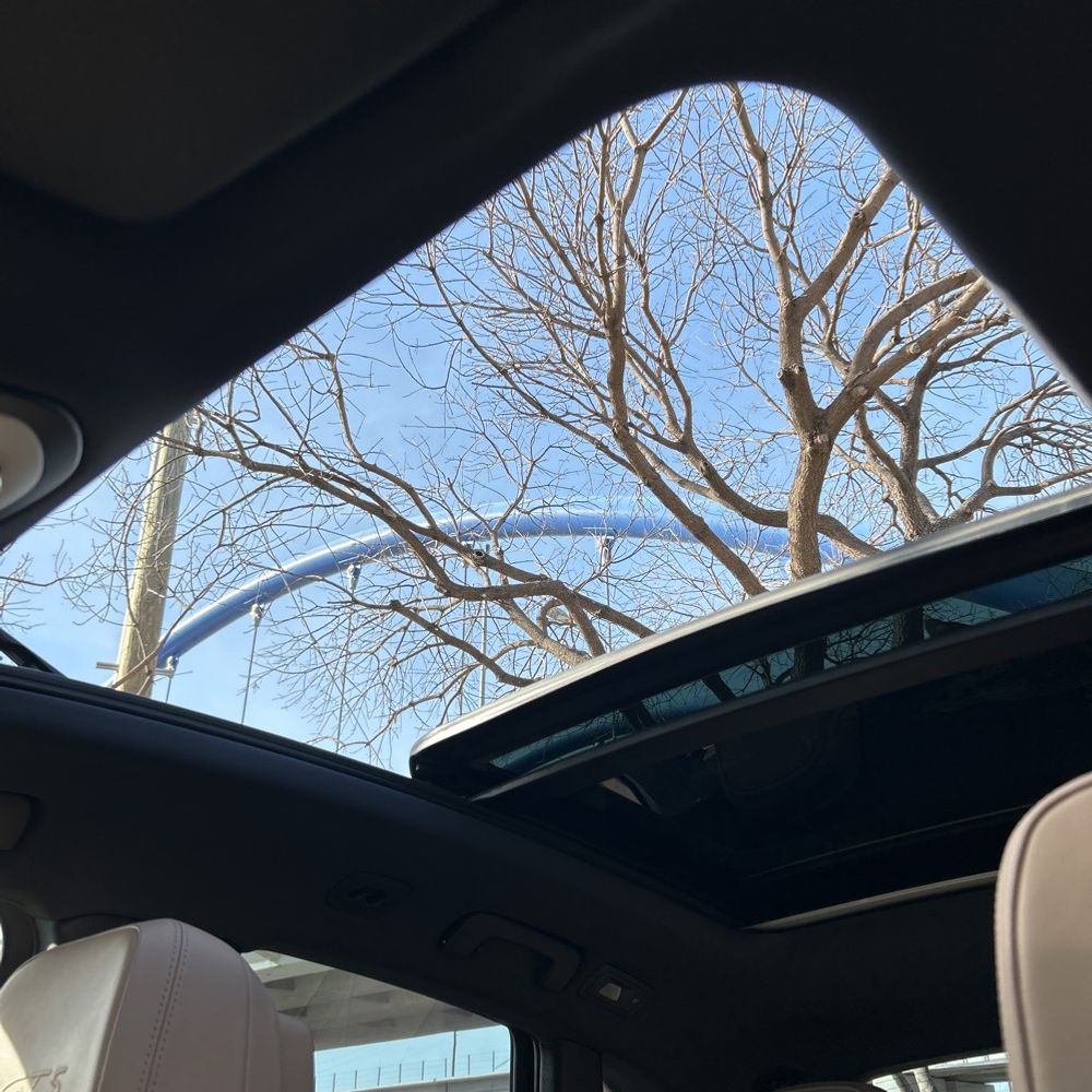 2022 Porsche Macan - Image 8