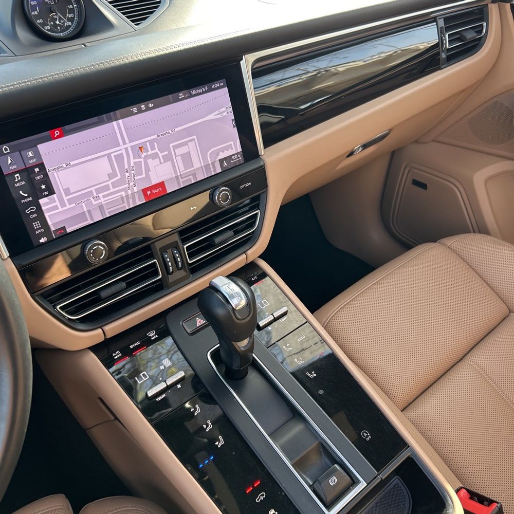 2022 Porsche Macan - Image 11