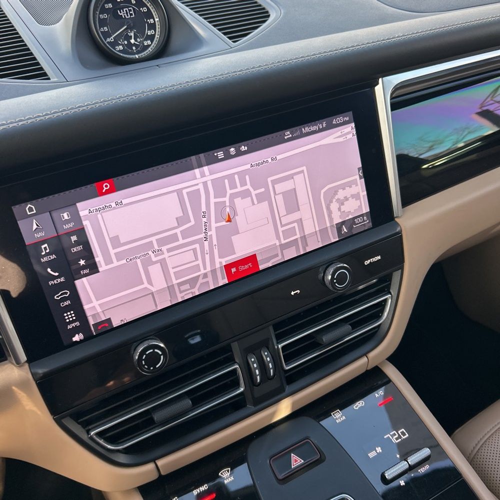 2022 Porsche Macan - Image 14