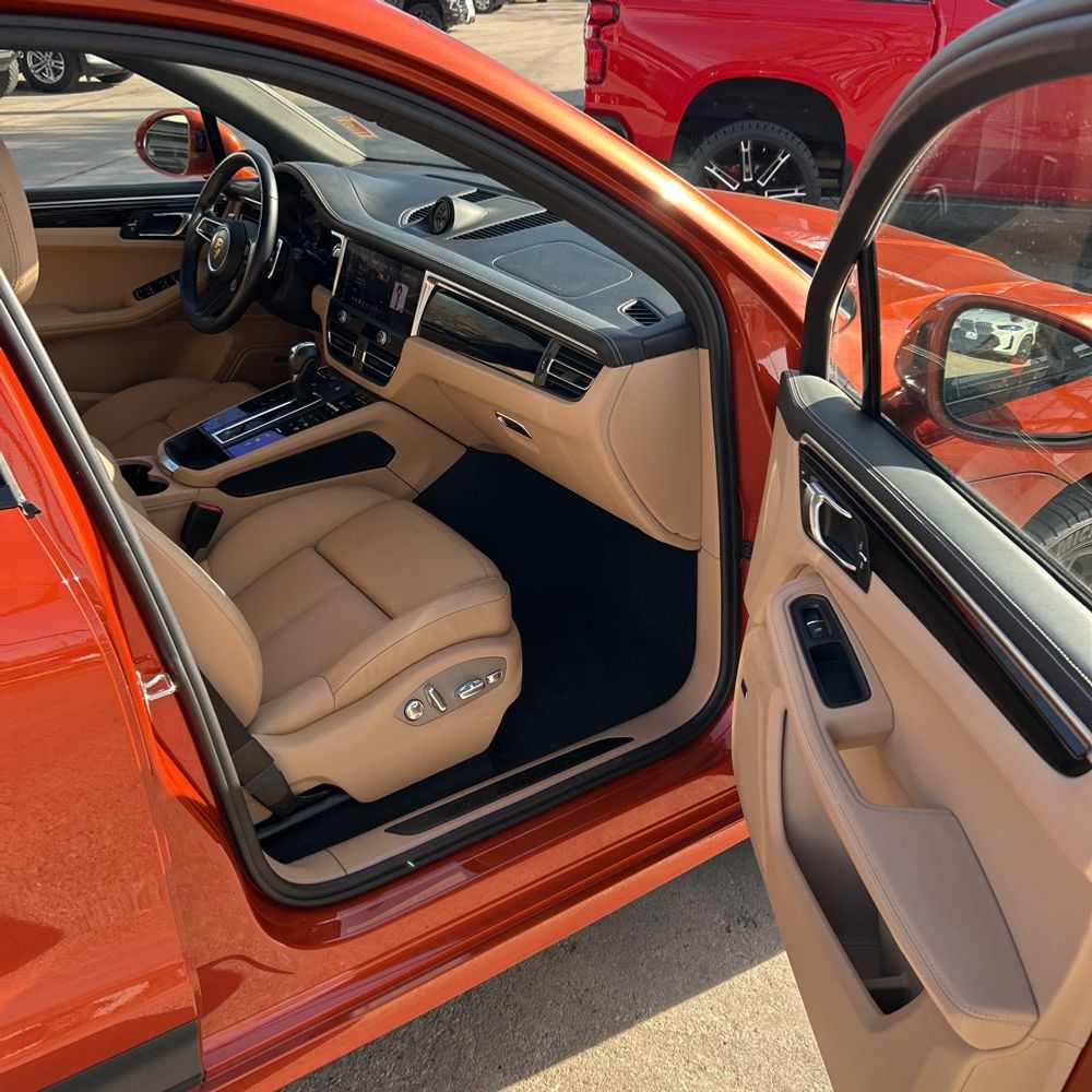 2022 Porsche Macan - Image 13