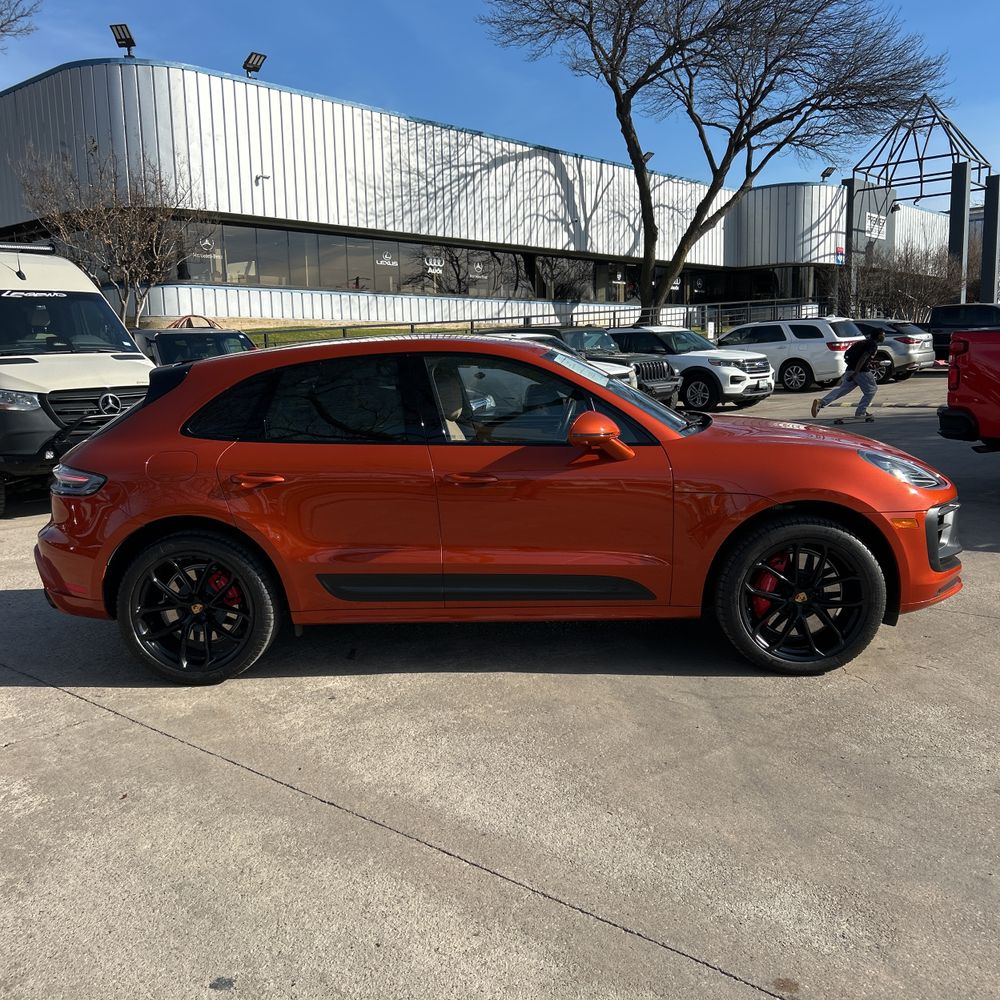 2022 Porsche Macan - Image 43