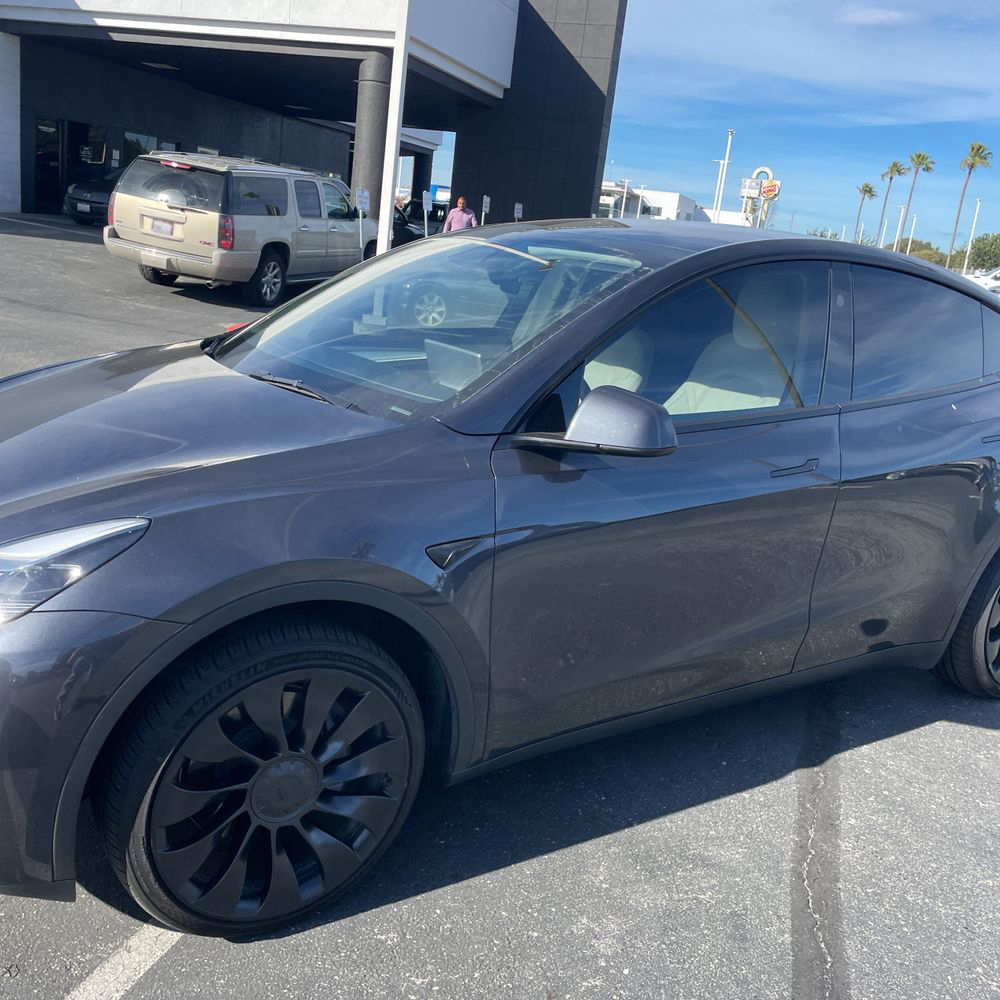 2025 Tesla Model Y Long Range - Image 4