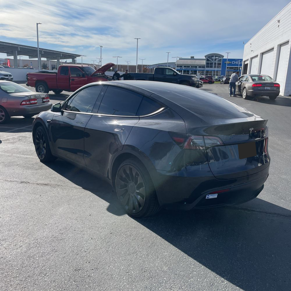 2025 Tesla Model Y Long Range - Image 12