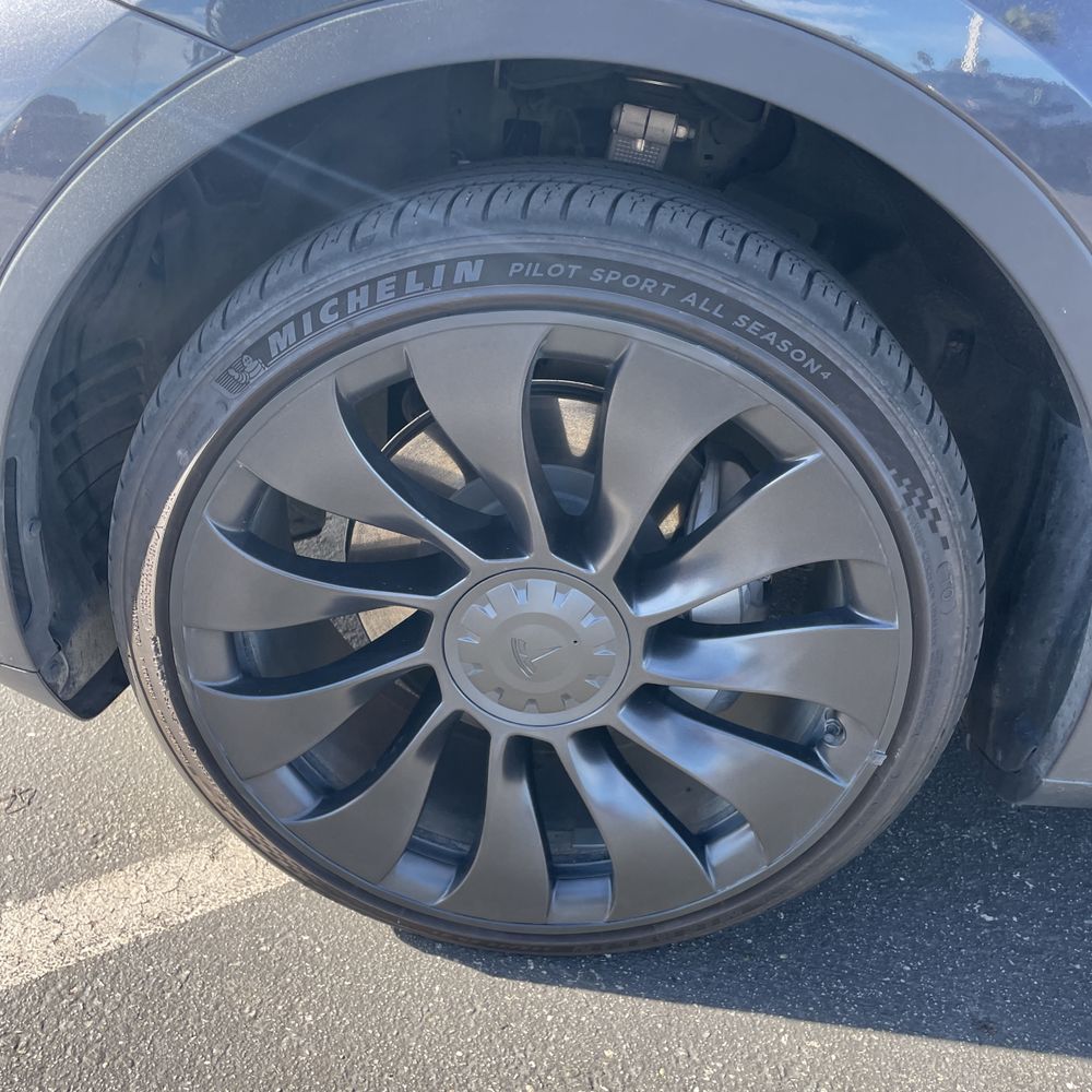 2025 Tesla Model Y Long Range - Image 14