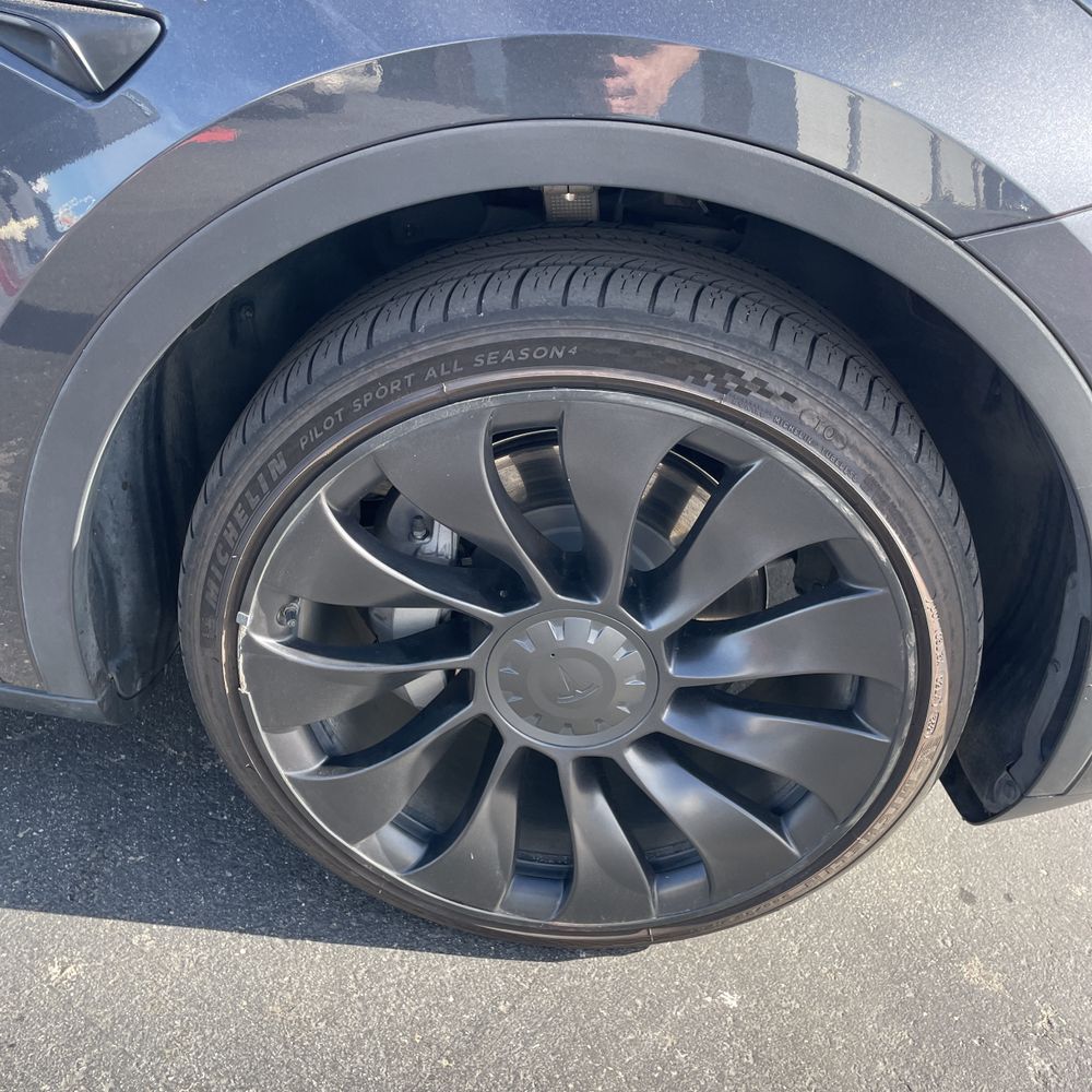 2025 Tesla Model Y Long Range - Image 15