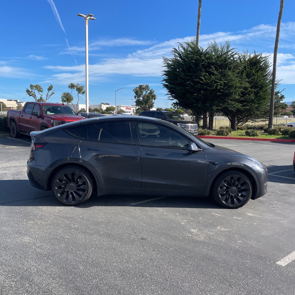 2025 Tesla Model Y Long Range - Image 20