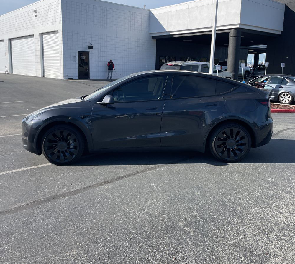 2025 Tesla Model Y Long Range - Image 21