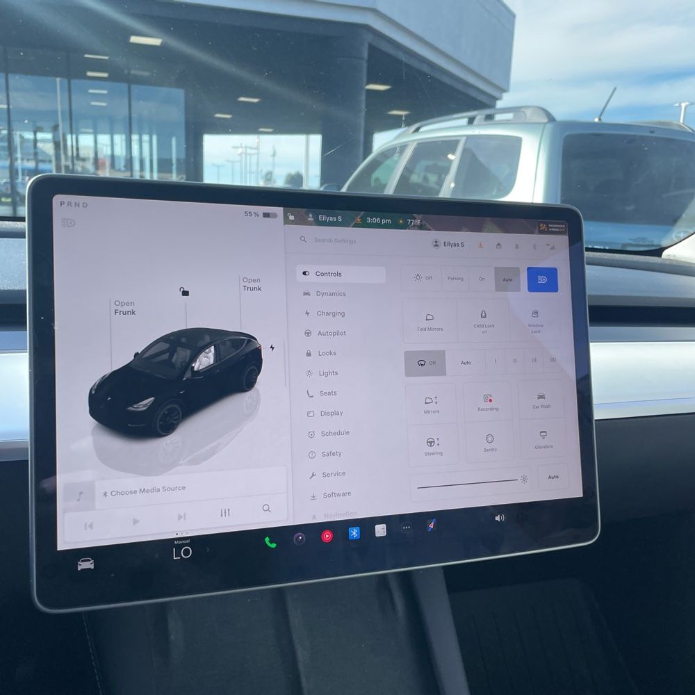 2025 Tesla Model Y Long Range - Image 27