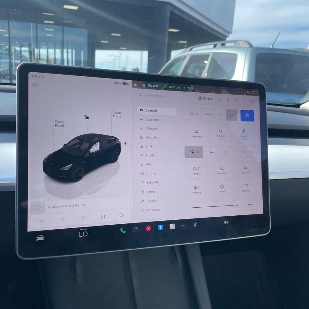 2025 Tesla Model Y Long Range - Image 28