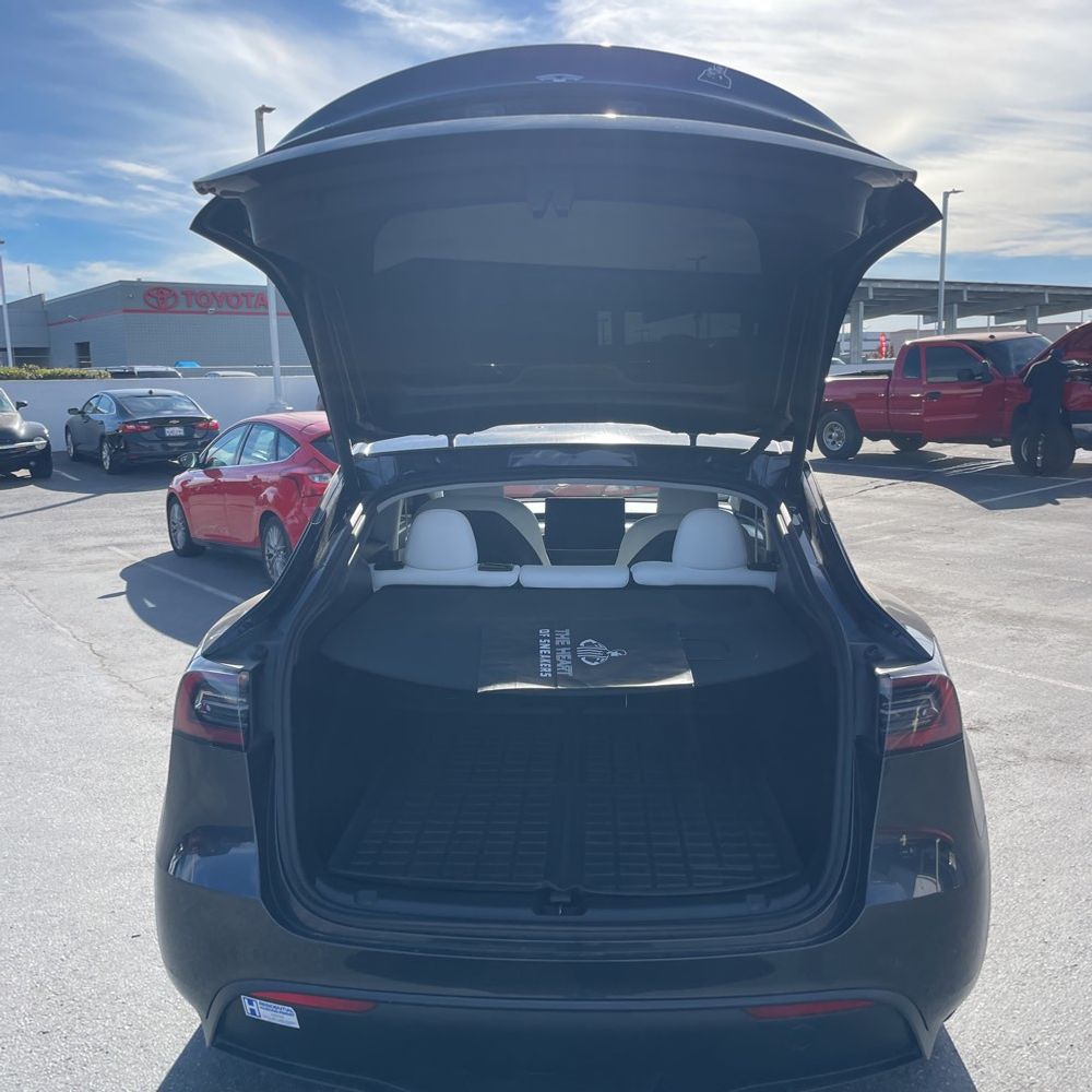 2025 Tesla Model Y Long Range - Image 37
