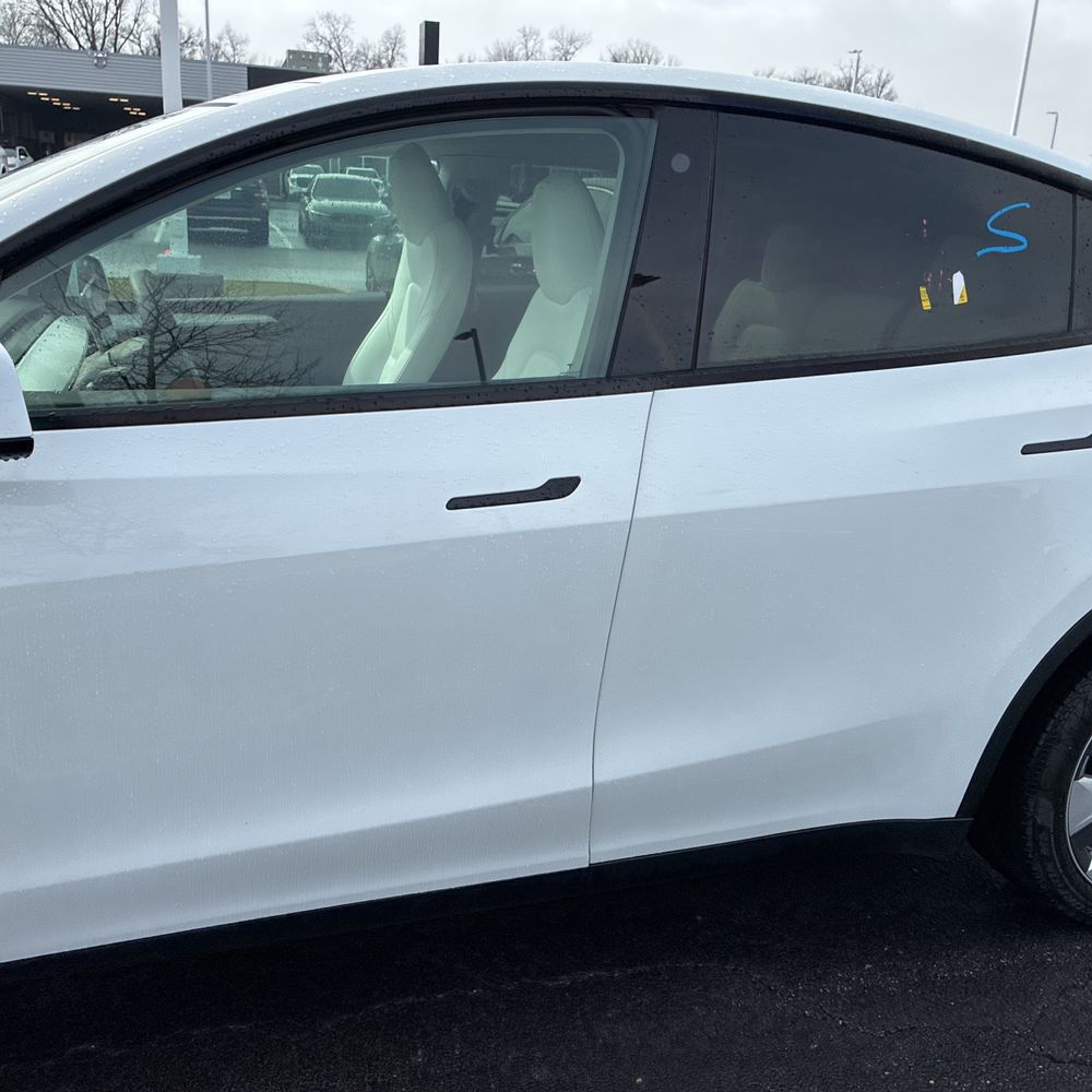 2023 Tesla Model Y Long Range - Image 14