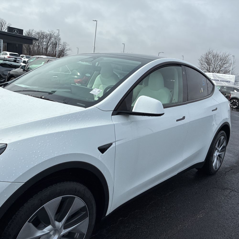 2023 Tesla Model Y Long Range - Image 29