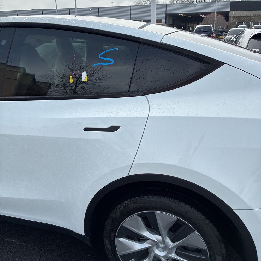 2023 Tesla Model Y Long Range - Image 36