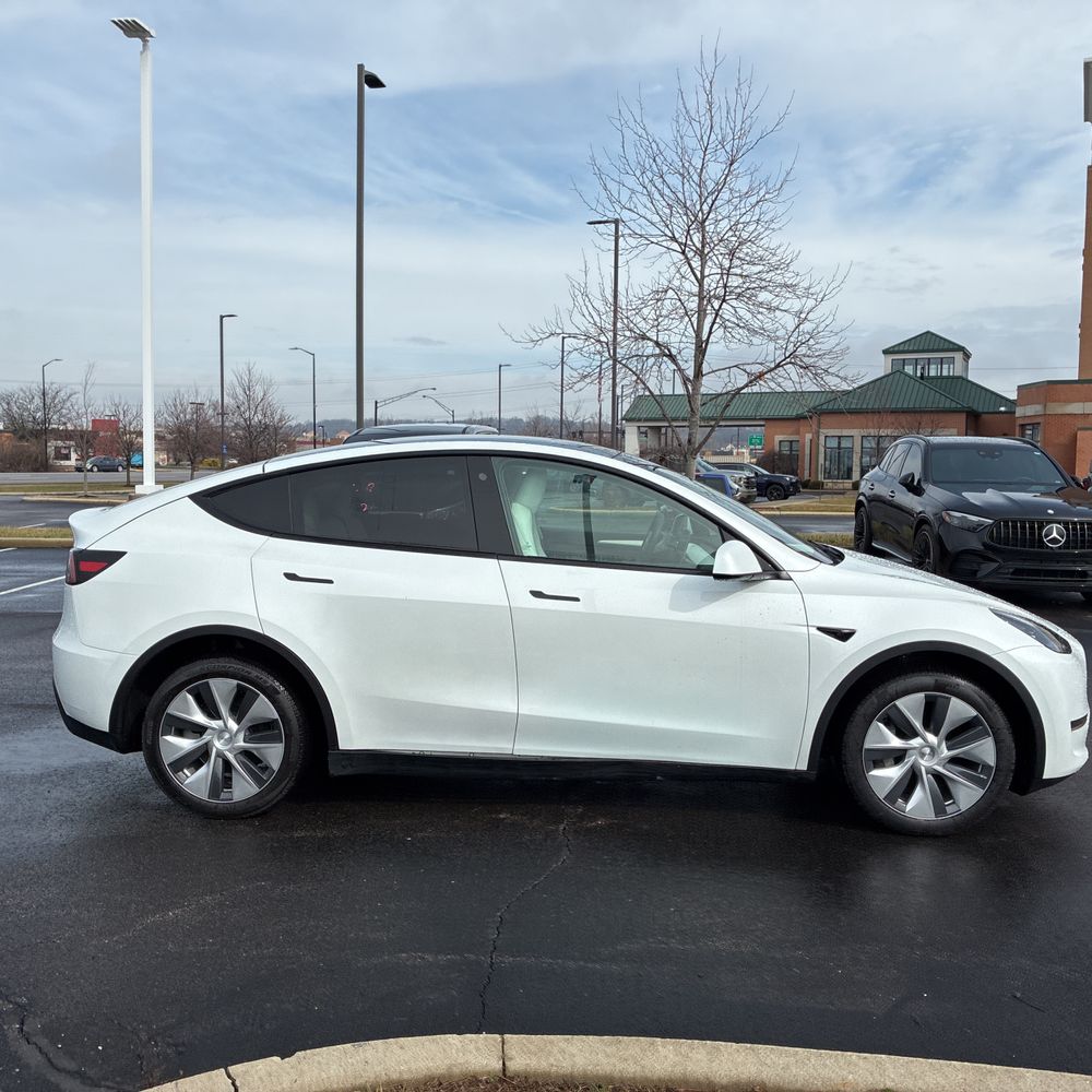 2023 Tesla Model Y Long Range - Image 39