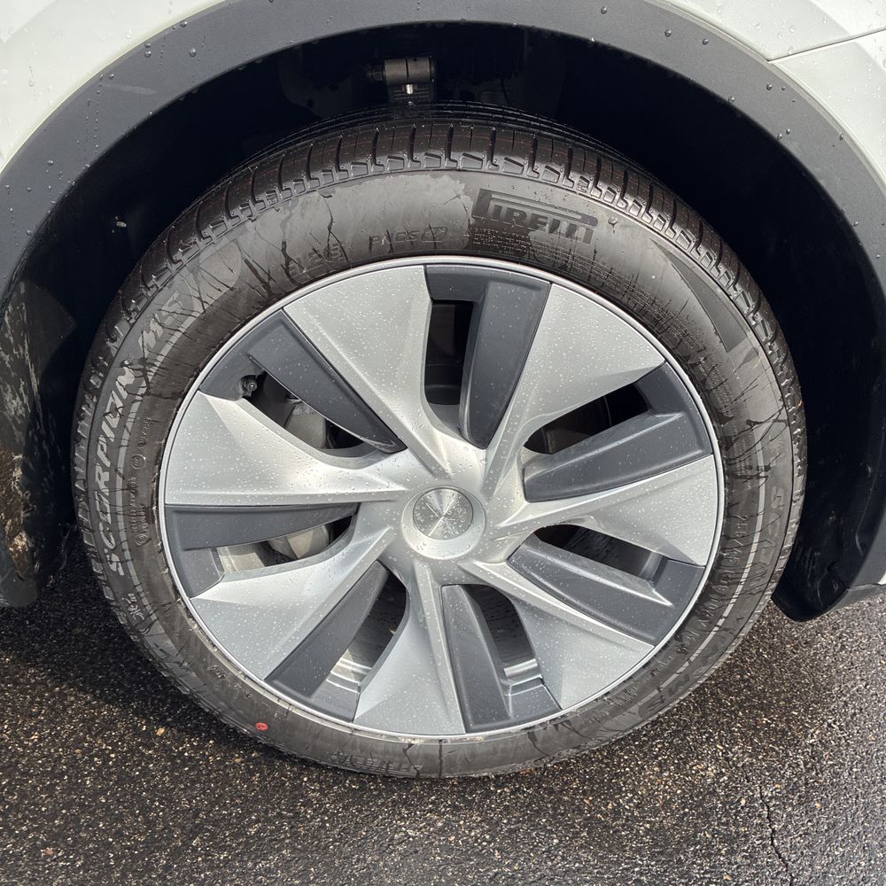 2023 Tesla Model Y Long Range - Image 40
