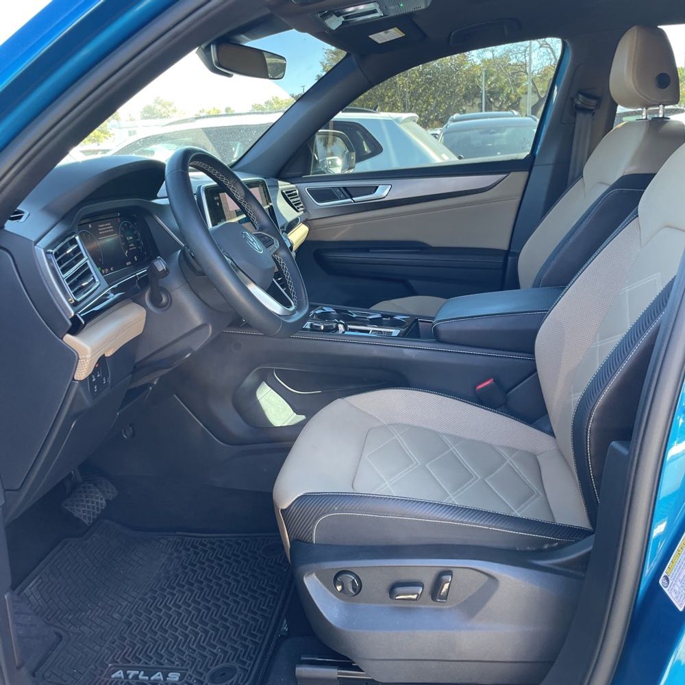 2024 Volkswagen Atlas Cross Sport - Image 2