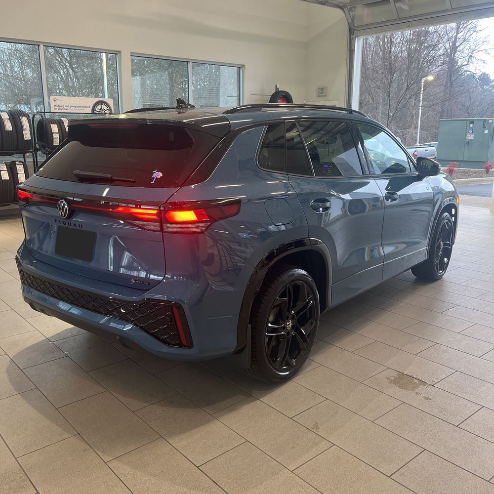 2025 Volkswagen Tiguan - Image 2