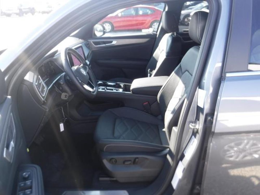 2025 Volkswagen Atlas Cross Sport - Image 2