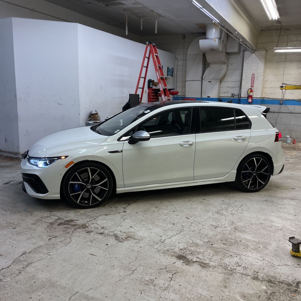 2023 Volkswagen Golf R - Image 9