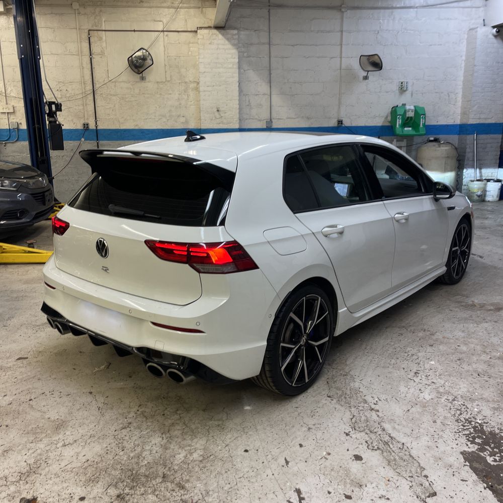 2023 Volkswagen Golf R - Image 26