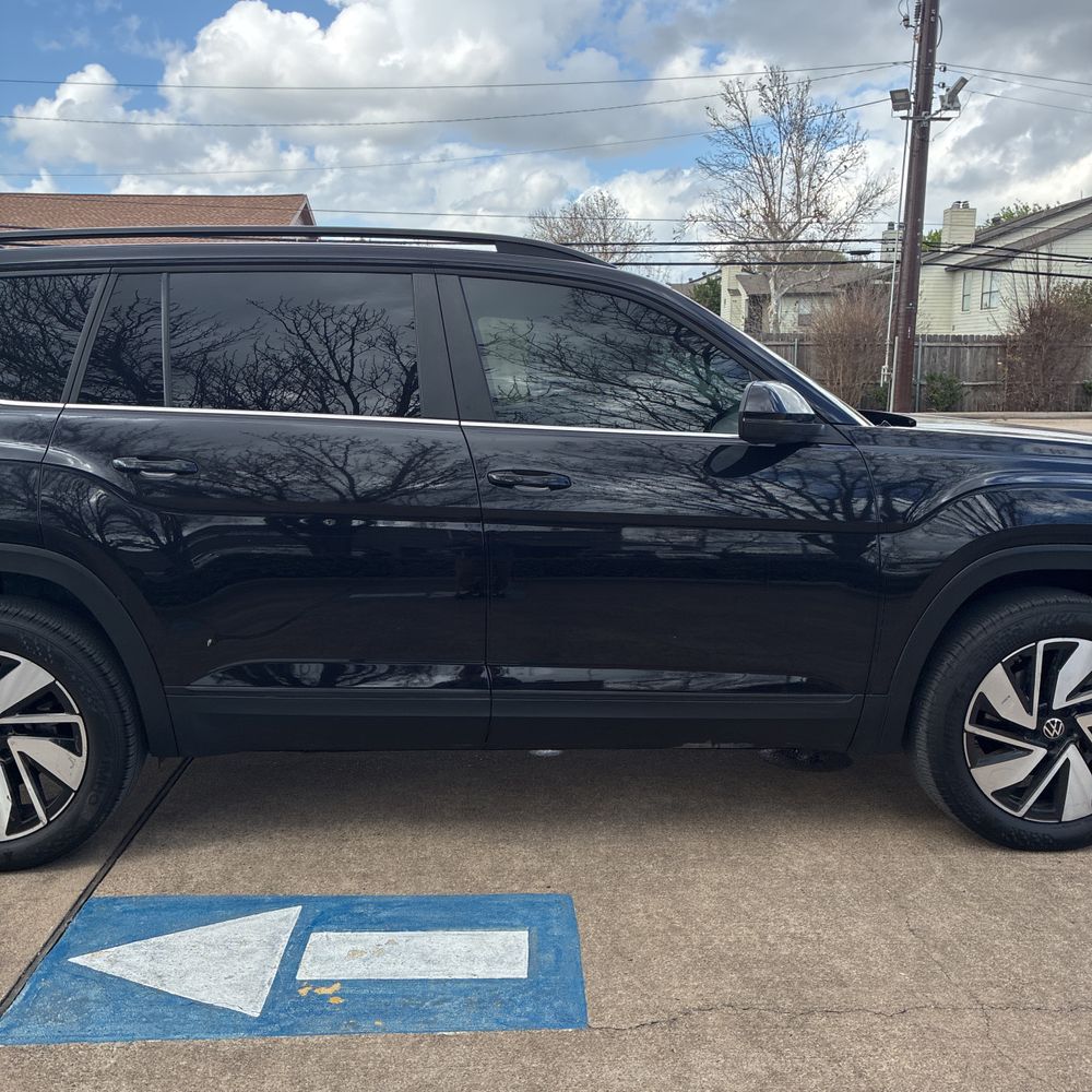 2024 Volkswagen Atlas - Image 2