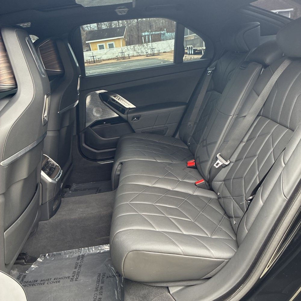 2025 BMW 7-Series - Image 28