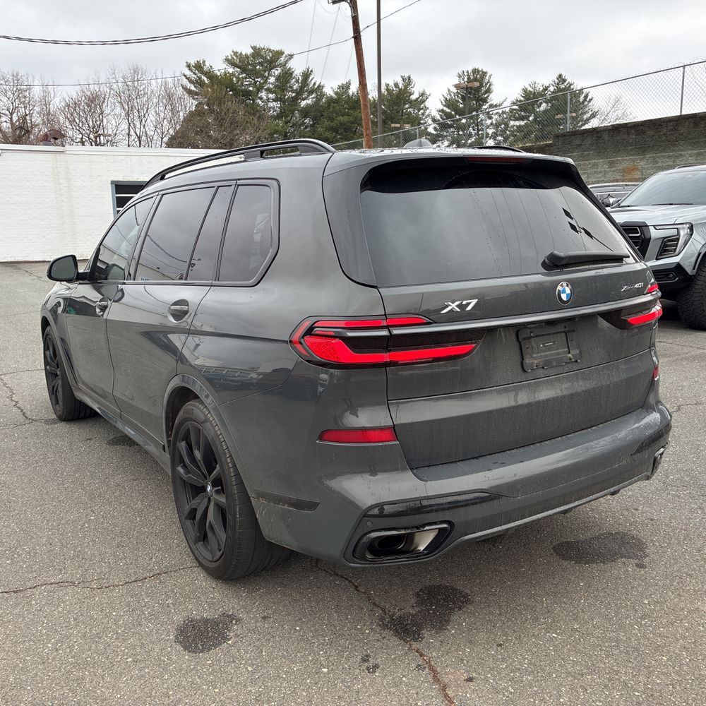 2025 BMW X7 - Image 8
