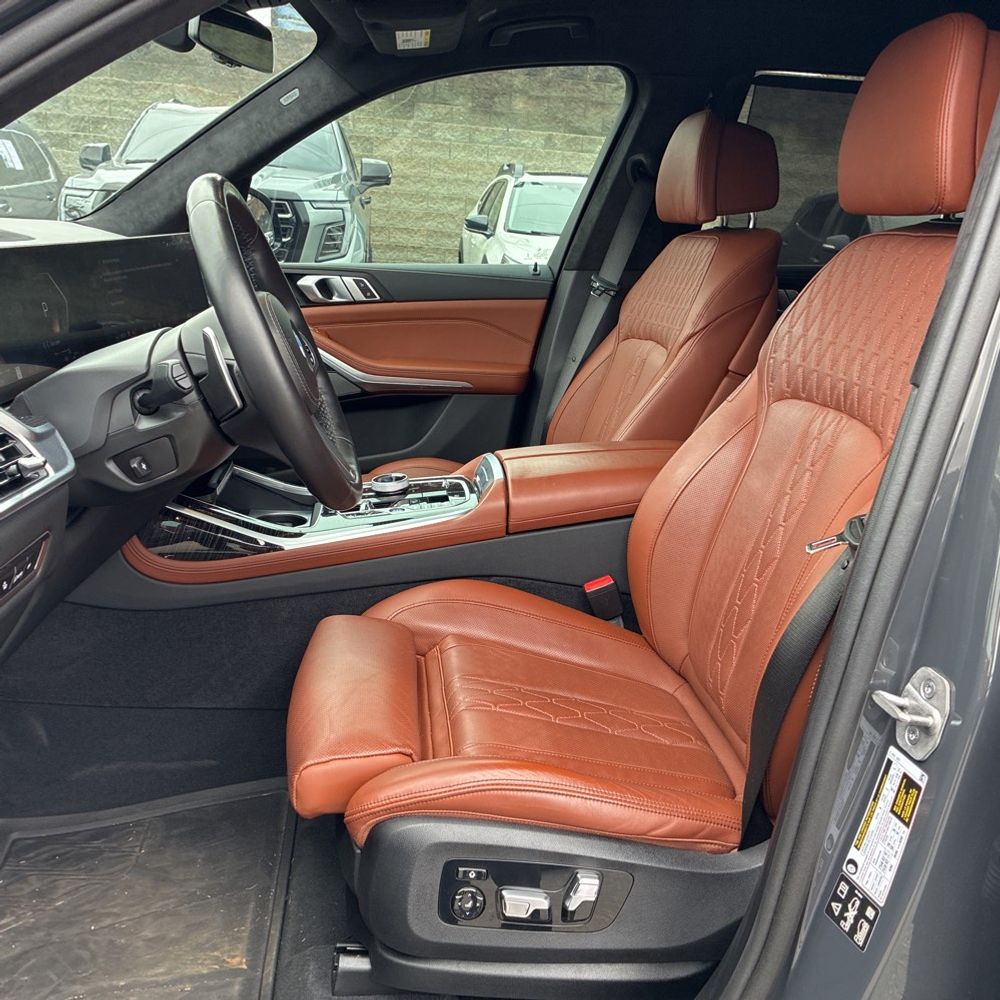 2025 BMW X7 - Image 9