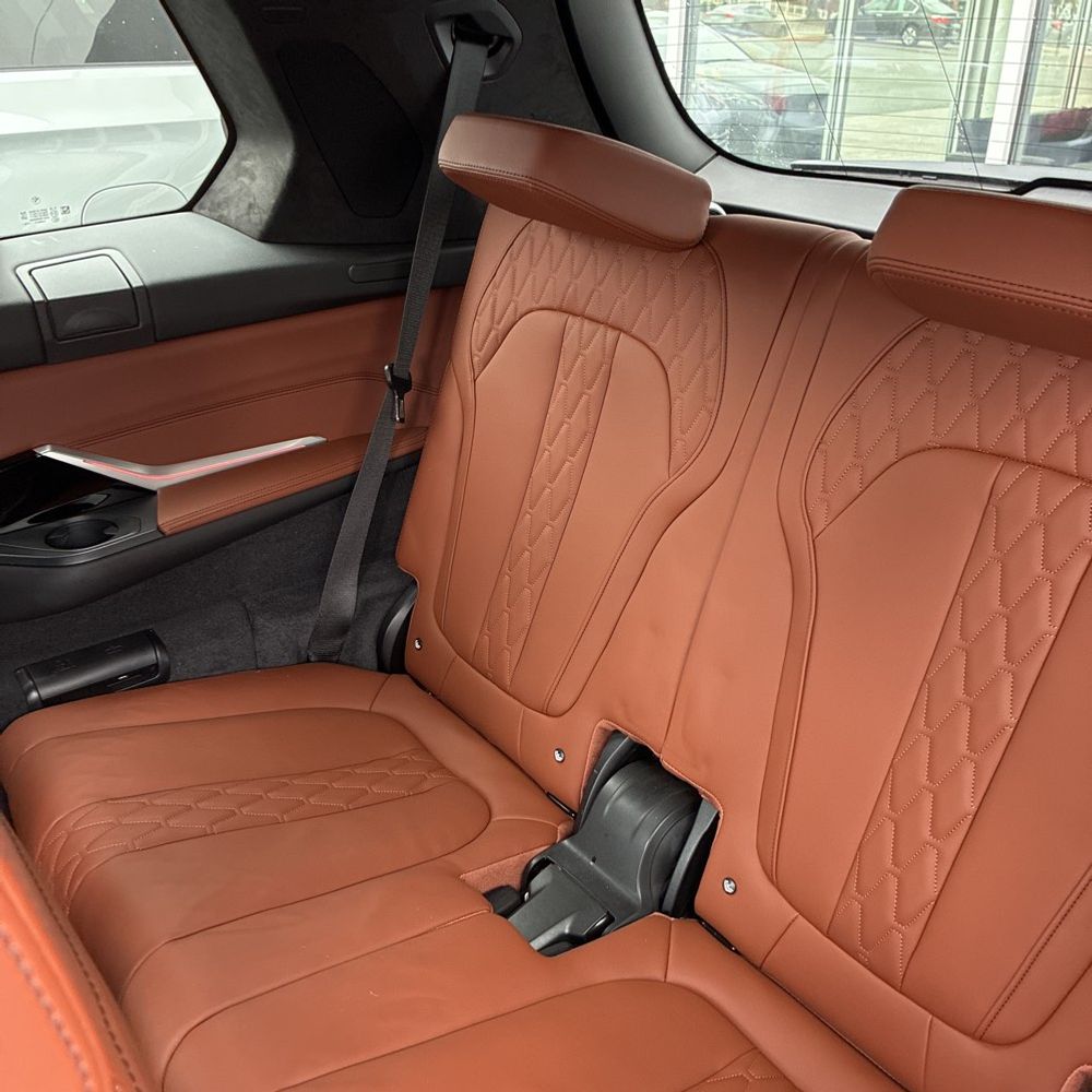 2025 BMW X7 - Image 19