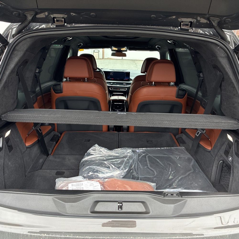 2025 BMW X7 - Image 31