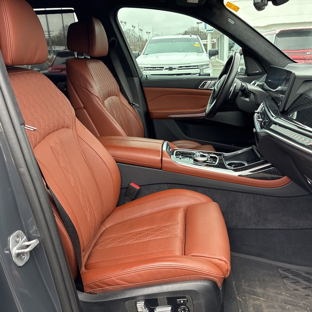 2025 BMW X7 - Image 32
