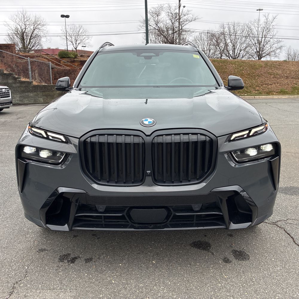 2025 BMW X7 - Image 33