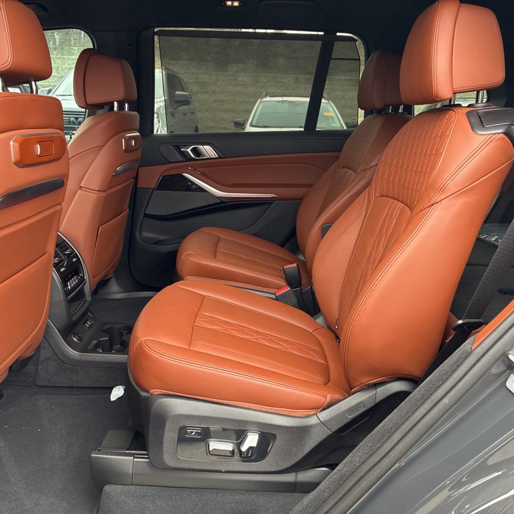 2025 BMW X7 - Image 35