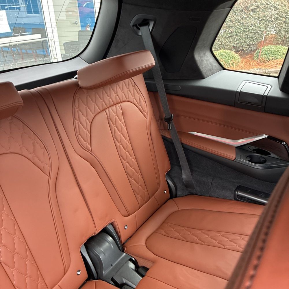 2025 BMW X7 - Image 37
