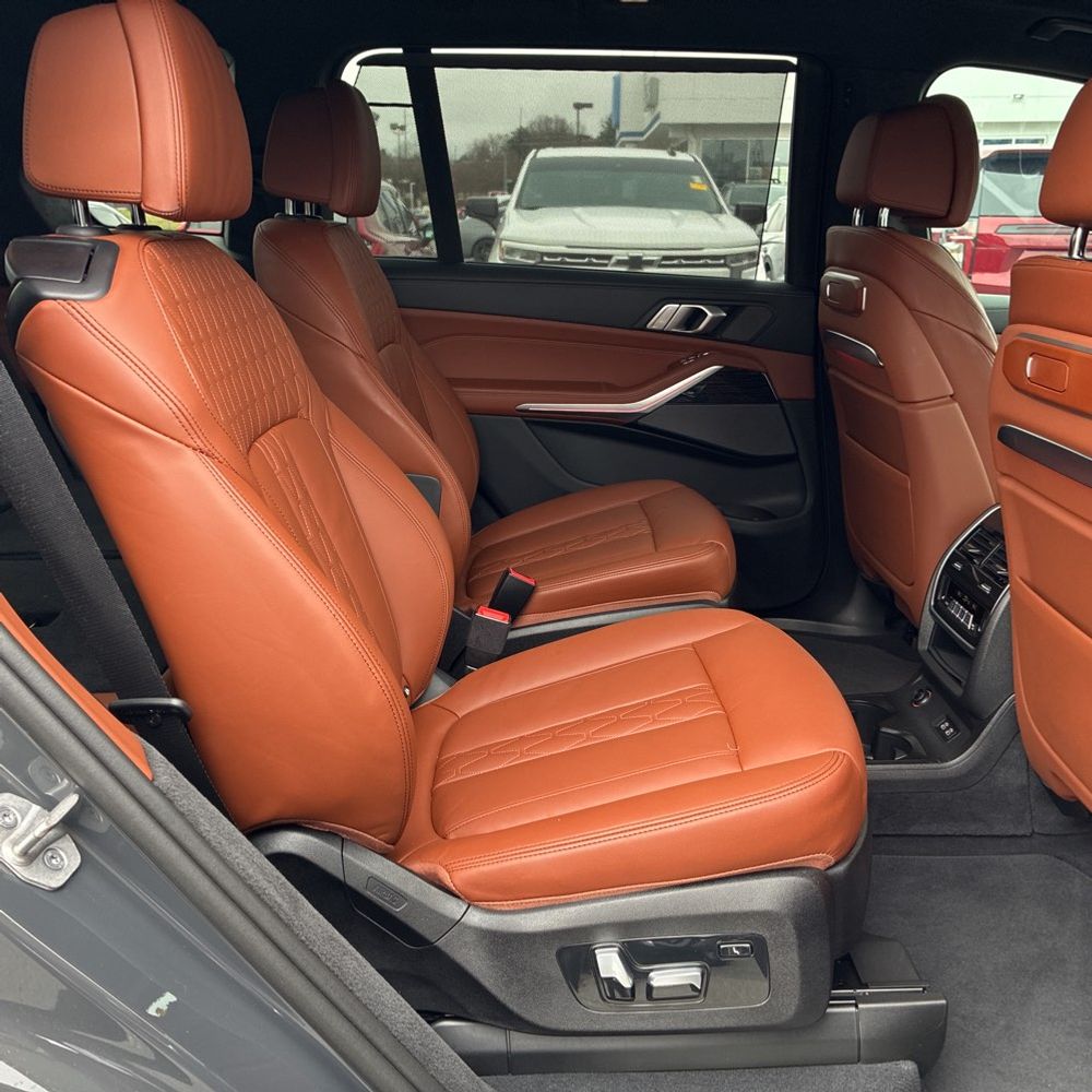 2025 BMW X7 - Image 52